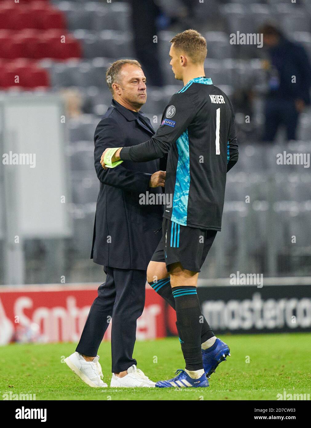 München, Deutschland. Oktober 2020. Trainer Hansi FLICK (FCB), Teamchef, Headcoach, Trainer, Manuel NEUER, Torwart FCB 1 im Spiel FC BAYERN MÜNCHEN - ATLETICO MADRID der Fußball UEFA Champions League in der Saison 2020/2021 in München, 21. Oktober 2020. © Peter Schatz / Alamy Live News / Pool die UEFA-Vorschriften verbieten die Verwendung von Fotos als Bildsequenzen und/oder quasi-Video wichtig: Nationale und internationale Nachrichtenagenturen OUT redaktionelle Verwendung KREDIT: Peter Schatz/Alamy Live News Stockfoto