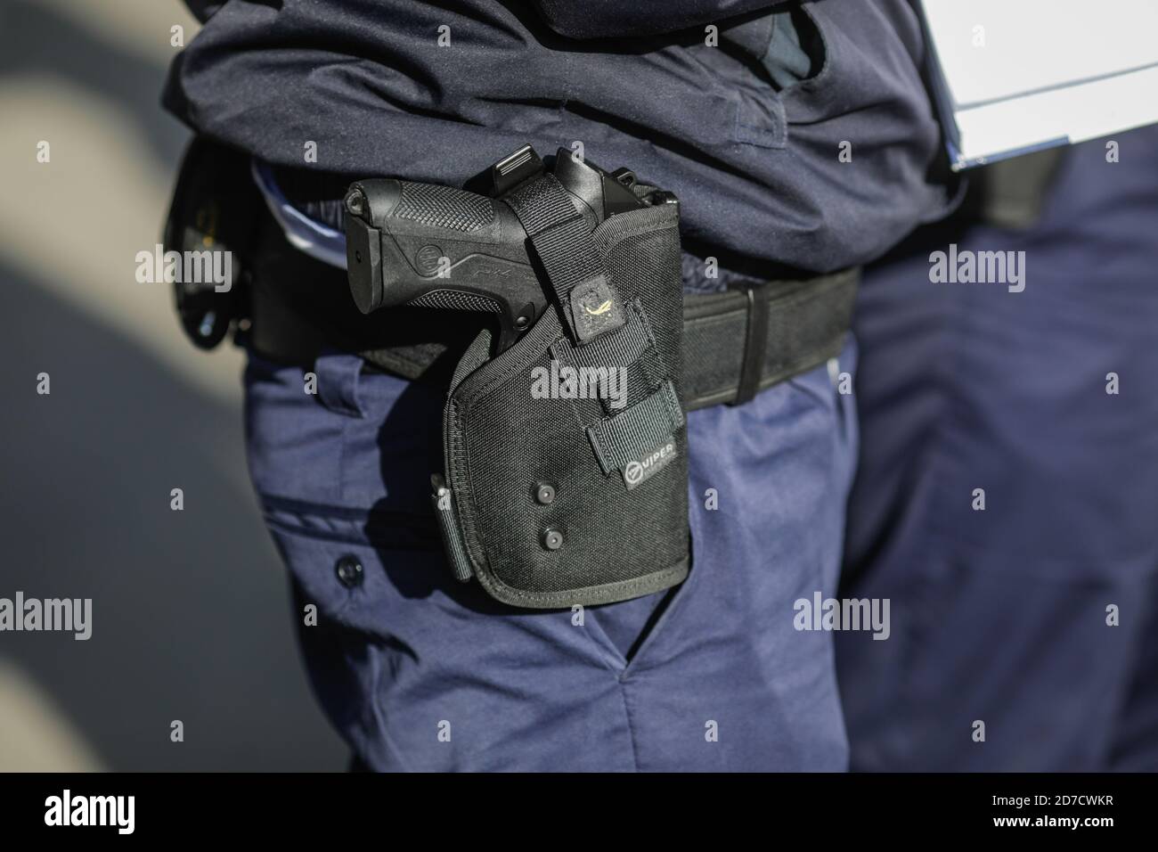 Bukarest, Rumänien - 21. Oktober 2020: Details mit einem Beretta PX4 Gewehr im Holster eines Polizisten. Stockfoto