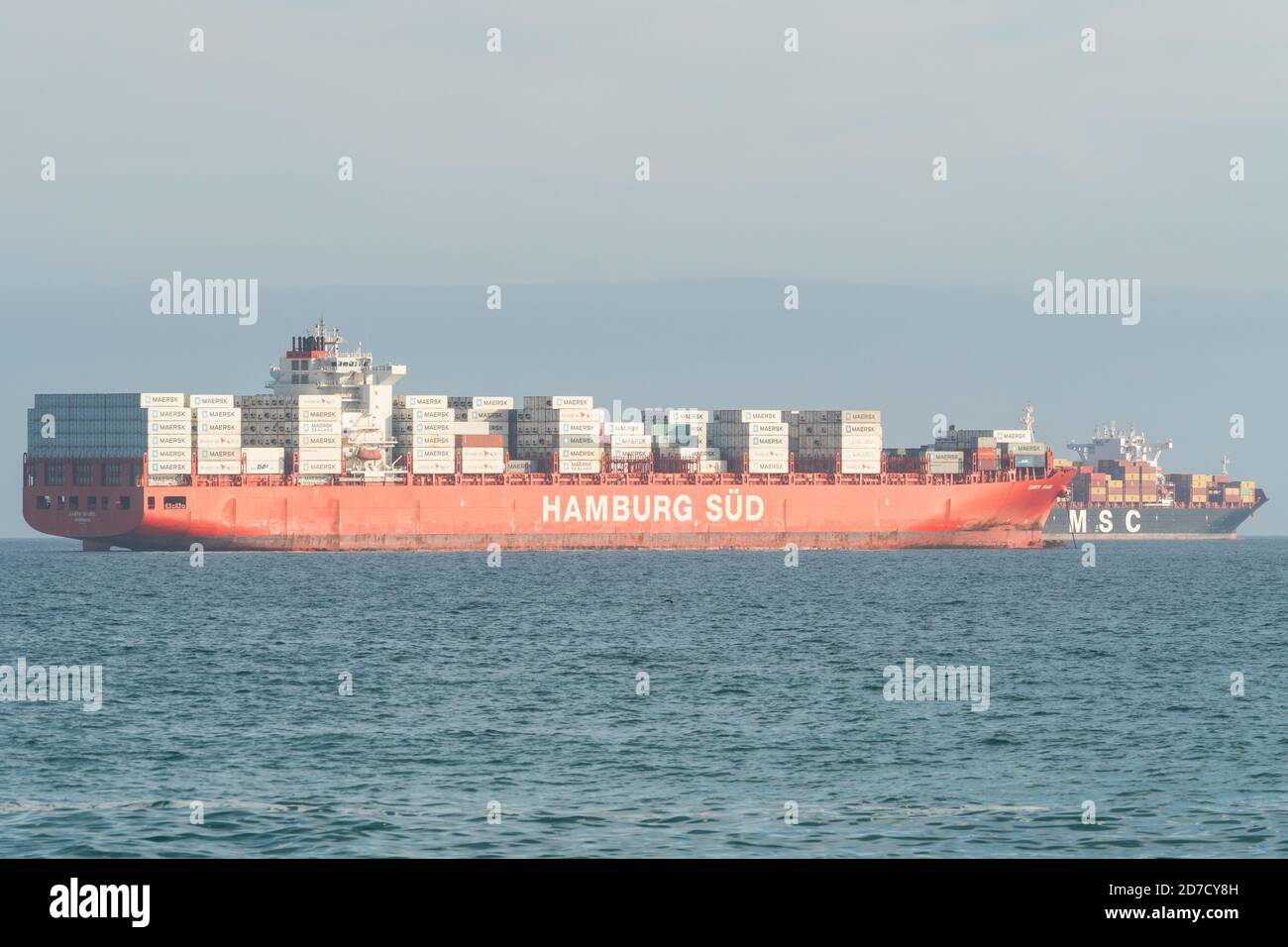 Hamburg Süd Containerschiff verladen mit Fracht oder Fracht in Table Bay, Kapstadt, Südafrika verankert Stockfoto