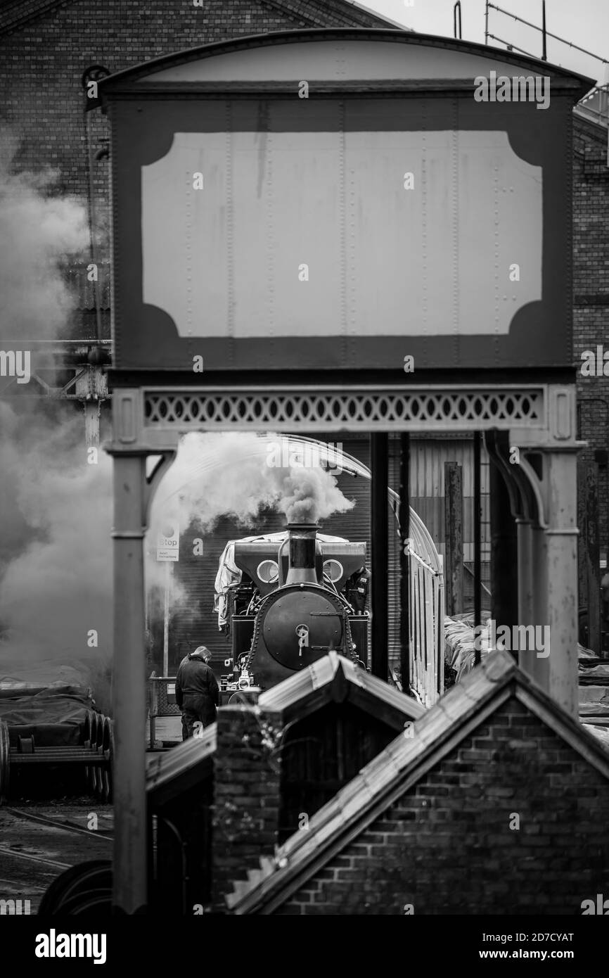 Vintage UK Dampflokomotive bläst Rauch während der Wartung, Inspektion Check in den Nebengleisen am Severn Valley Heritage Bahnhof. Stockfoto