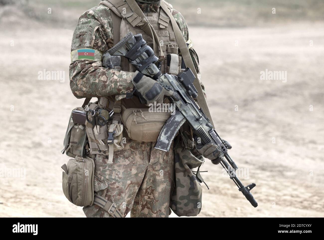 Soldat mit Sturmgewehr und Flagge Aserbaidschans auf Militäruniform. Collage. Stockfoto