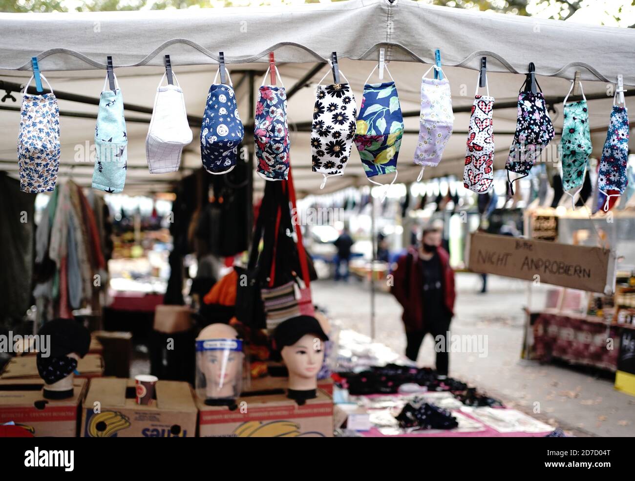 Berlin, Deutschland. Oktober 2020. An einem Stand auf einem Wochenmarkt im Berliner Stadtteil Steglitz werden Mundnasenbezüge zum Verkauf angeboten. Quelle: Kay Nietfeld/dpa/Alamy Live News Stockfoto