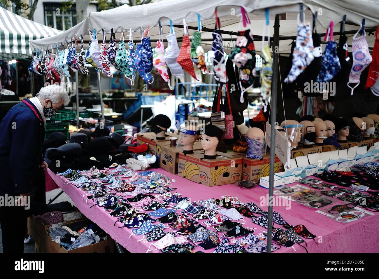 Berlin, Deutschland. Oktober 2020. An einem Stand auf einem Wochenmarkt im Berliner Stadtteil Steglitz werden Mundnasenbezüge zum Verkauf angeboten. Quelle: Kay Nietfeld/dpa/Alamy Live News Stockfoto