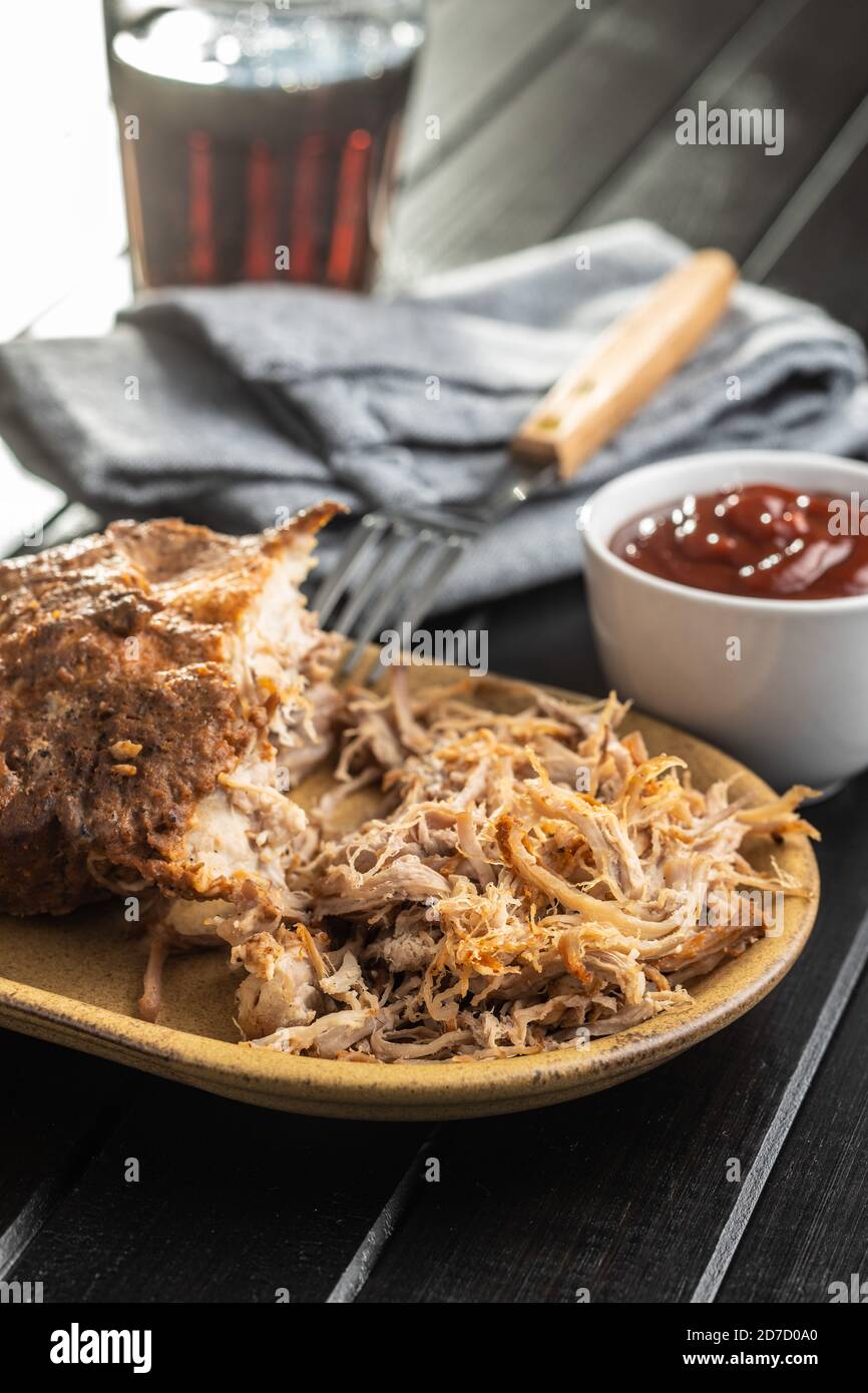 Schweinefleisch auf Teller gezogen. Stockfoto