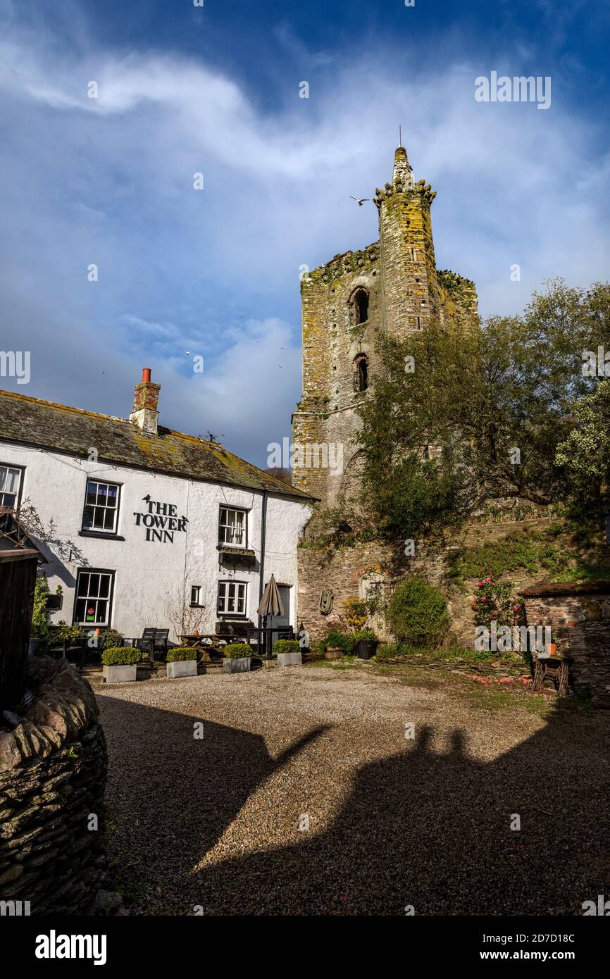 Slapton Village; Tower Inn und West Tower; Devon; Großbritannien Stockfoto