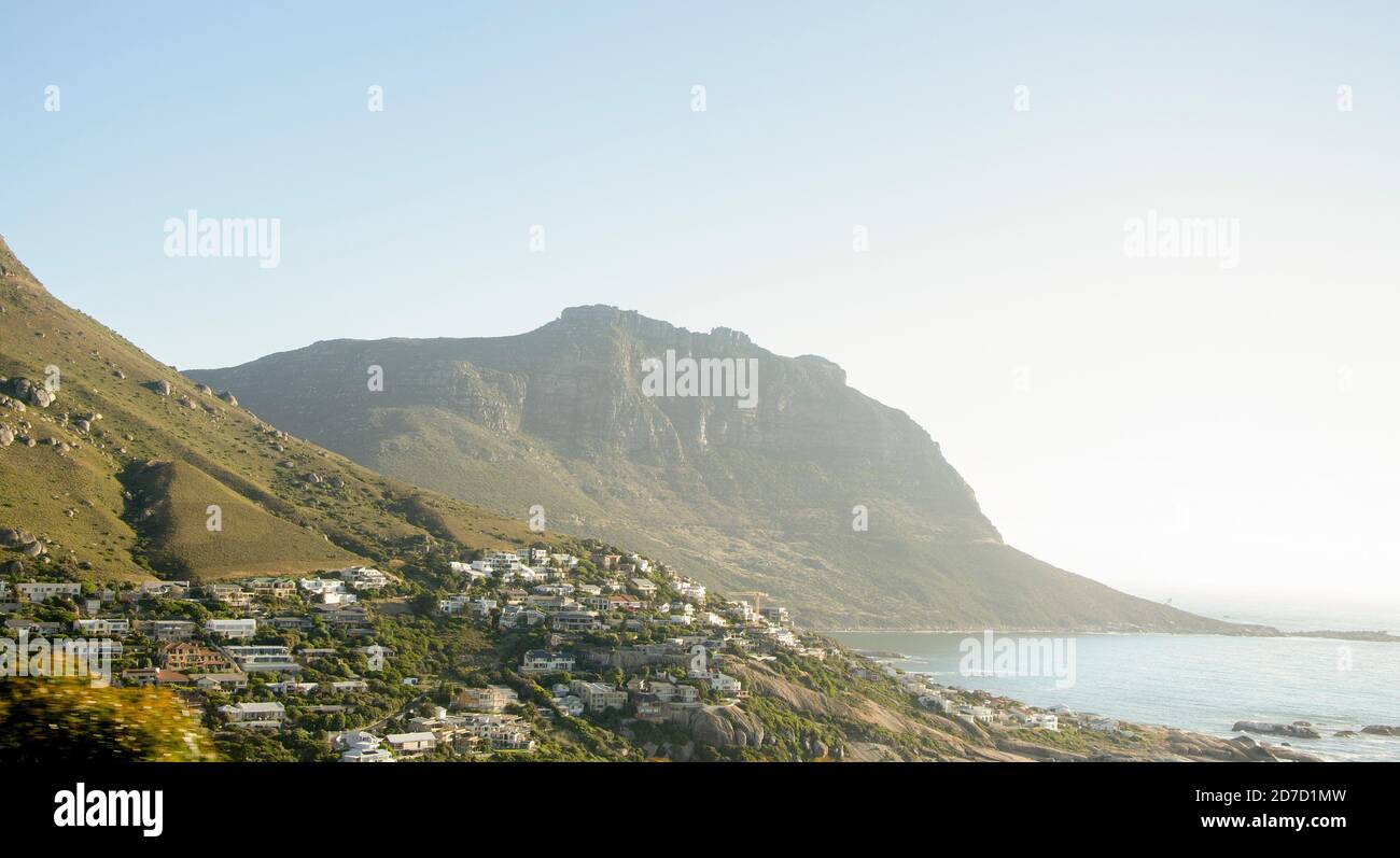 Küstenberge mit Küstenstadt Llandudno, Hout Bay, Kapstadt, Südafrika Stockfoto