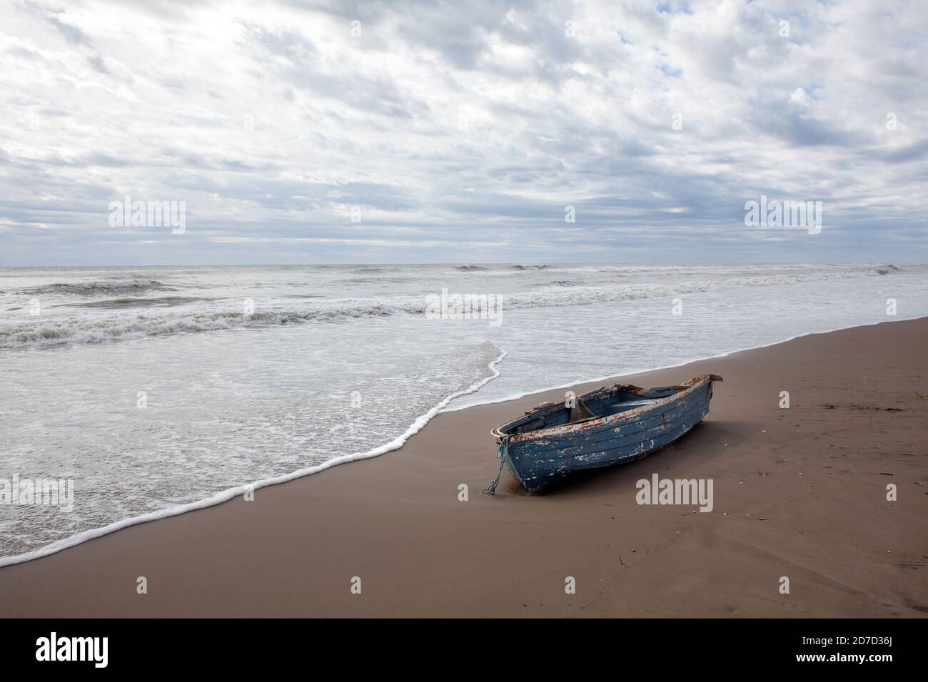 Verlassene Boot am Trabucador Strand. Delta de l´Ebre, Tarragona, Costa Daurada, Katalonien, Spanien. Stockfoto