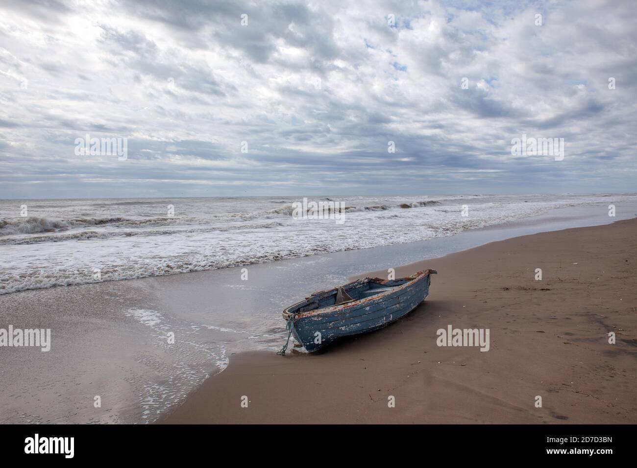 Verlassene Boot am Trabucador Strand. Delta de l´Ebre, Tarragona, Costa Daurada, Katalonien, Spanien. Stockfoto