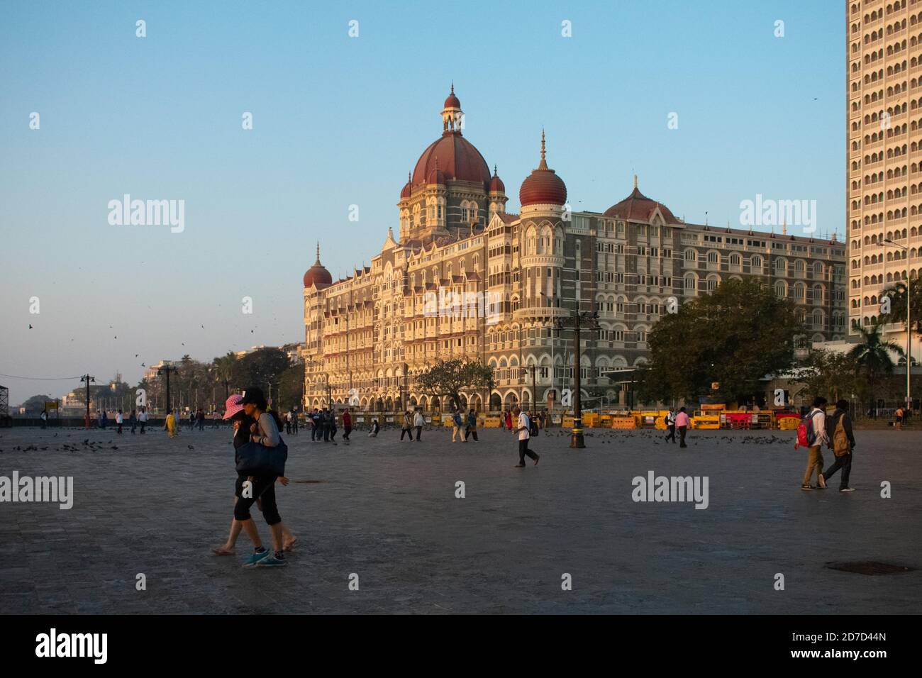Mumbai, Indien - 15. Februar 2019: Blick auf Taj Palace, ein Sterne-Hotel in der Nähe des Tores von Indien am Morgen. Stockfoto