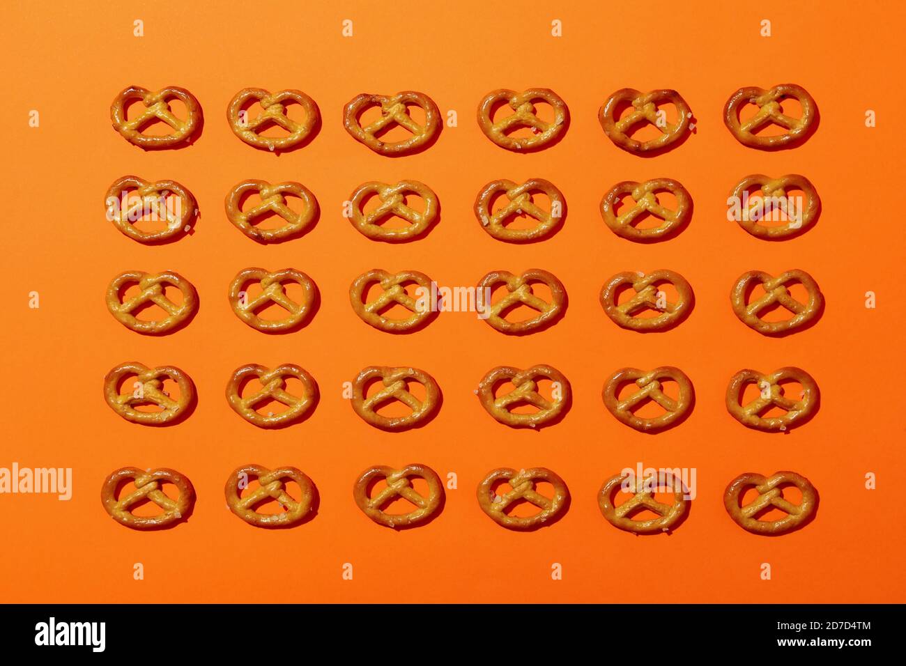 Flach legen mit Cracker Brezeln auf orangefarbenem Hintergrund Stockfoto