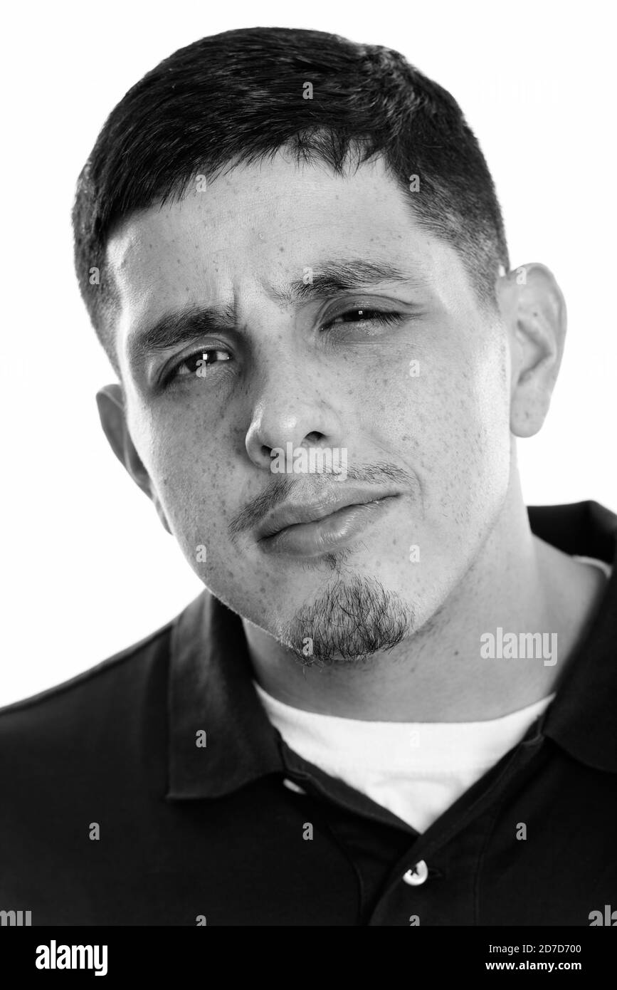 Gesicht der jungen Hispanic Mann verwirrt auf der Suche Stockfoto