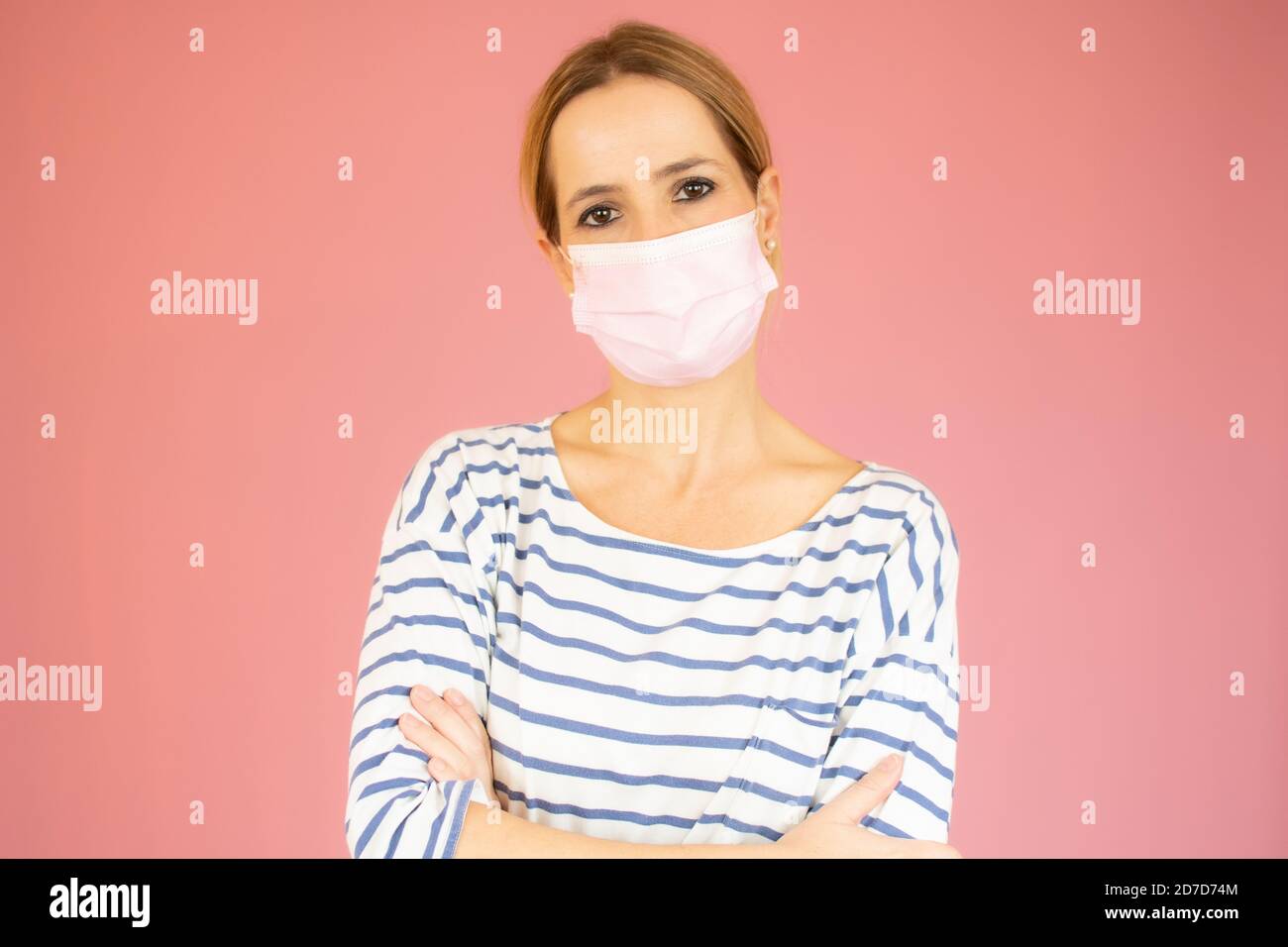 Junge Frau trägt medizinische Gesichtsmaske, Studio-Porträt. Frau Trägt Schutzmaske Stockfoto