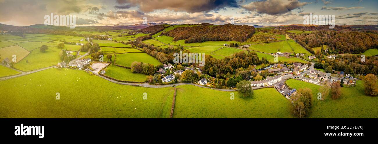 Eine Vogelbeobachtung Blick auf Spark Bridge Blick auf das Crake Valley in den Lake District Fells dahinter. Stockfoto