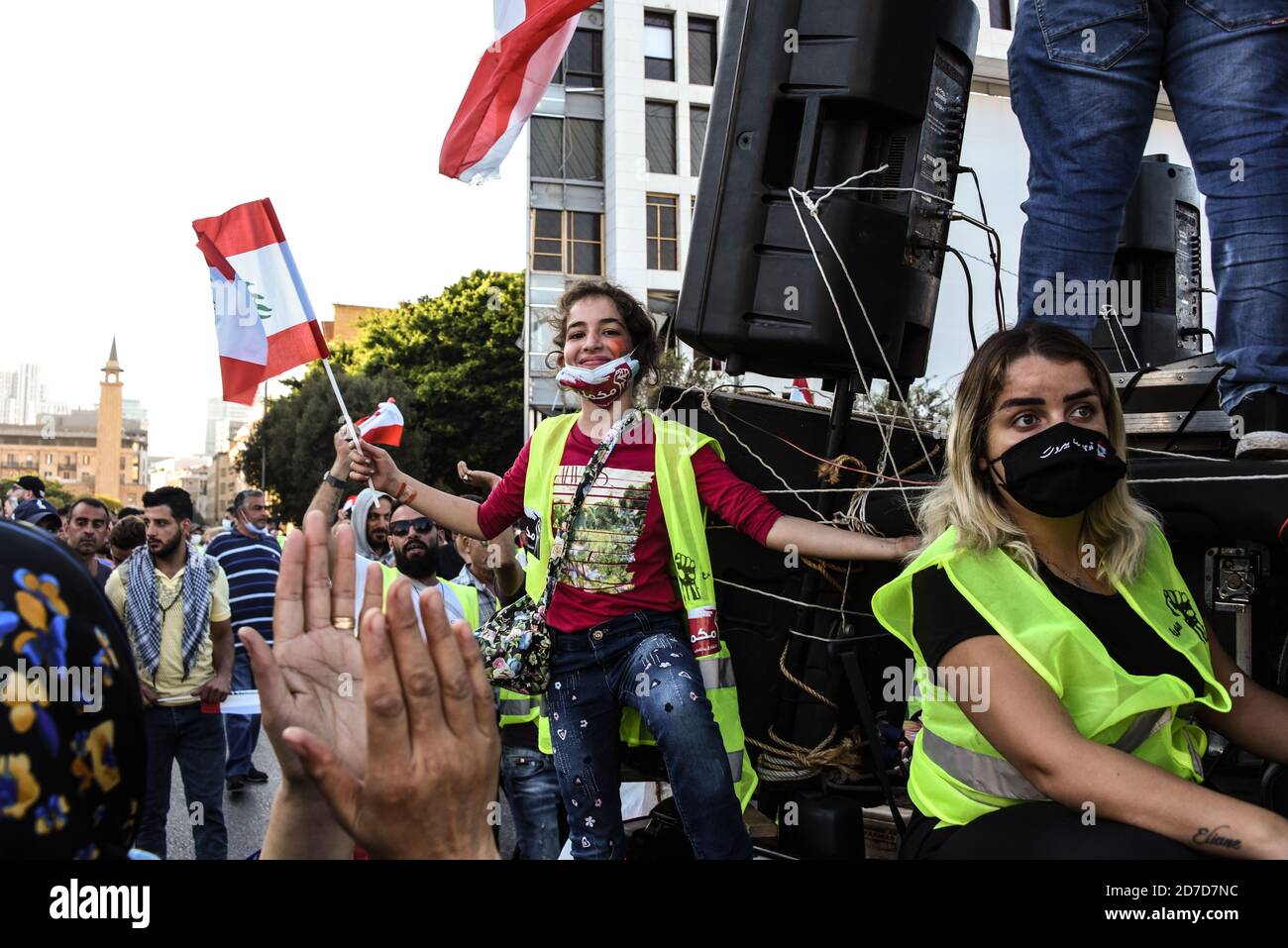 Beirut, Libanon, 17. Oktober 2020. Regierungsfeindliche Demonstranten marschieren ein Jahr nach Beginn der Proteste am 17. Oktober 2019 vom Martyrs-Platz auf eine Straße gegenüber der Sprengstelle, um den Jahrestag der libanesischen Thawren zu begehen Stockfoto