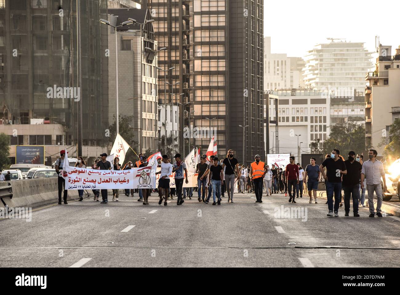 Beirut, Libanon, 17. Oktober 2020. Regierungsfeindliche Demonstranten marschieren ein Jahr nach Beginn der Proteste am 17. Oktober 2019 aus dem Stadtzentrum von Beirut auf eine Autobahn gegenüber dem Sprengplatz, um den Jahrestag der libanesischen Thawrabewegung zu begehen Stockfoto