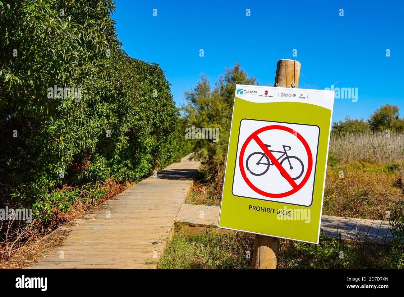 Schild keine Fahrräder auf Holzboardwalk, Orpesa, Orpesa del Mar, Valencia, Provinz Valencia, Spanien Stockfoto