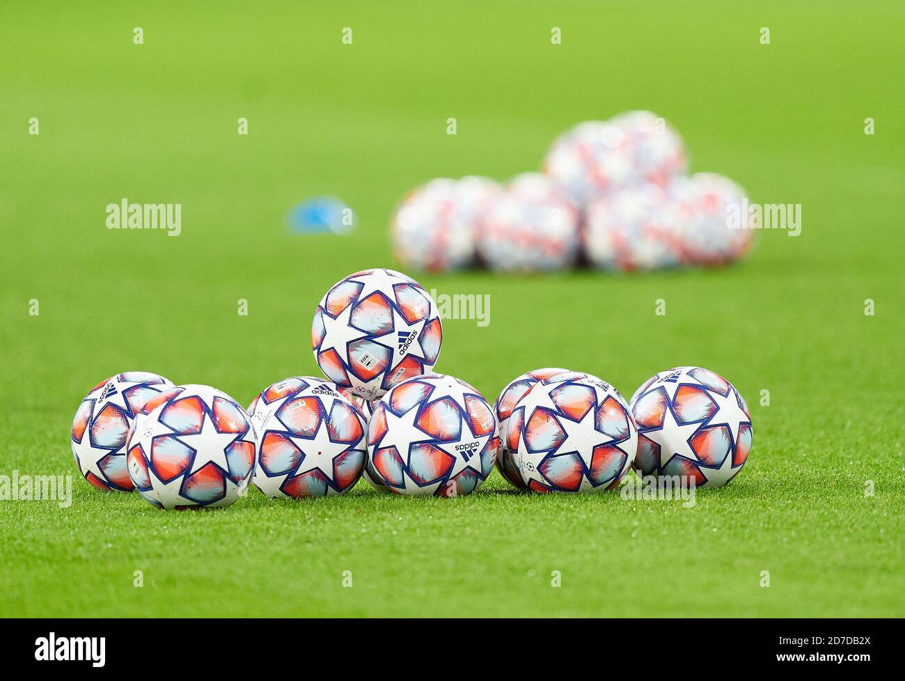 Offizielle Adidas Ball UEFA CL Finale 20 Pro im Spiel FC BAYERN MÜNCHEN - ATLETICO MADRID 4-0 der Fußball UEFA Champions League in der Saison 2020/2021 in München, 21. Oktober 2020. © Peter Schatz / Alamy Live News / Pool die UEFA-Bestimmungen verbieten die Verwendung von Fotos als Bildsequenzen und/oder quasi-Video wichtig: Nationale und internationale Nachrichtenagenturen OUT redaktionelle Verwendung Stockfoto