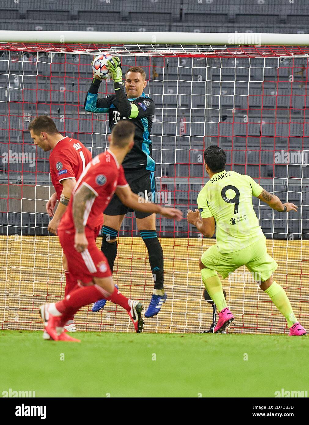 Manuel NEUER, Torwart FCB 1 Luis SUAREZ, Atletico 9 im Spiel FC BAYERN MÜNCHEN - ATLETICO MADRID 4-0 der Fußball UEFA Champions League in der Saison 2020/2021 in München, 21. Oktober 2020. © Peter Schatz / Alamy Live News / Pool die UEFA-Bestimmungen verbieten die Verwendung von Fotos als Bildsequenzen und/oder quasi-Video wichtig: Nationale und internationale Nachrichtenagenturen OUT redaktionelle Verwendung Stockfoto