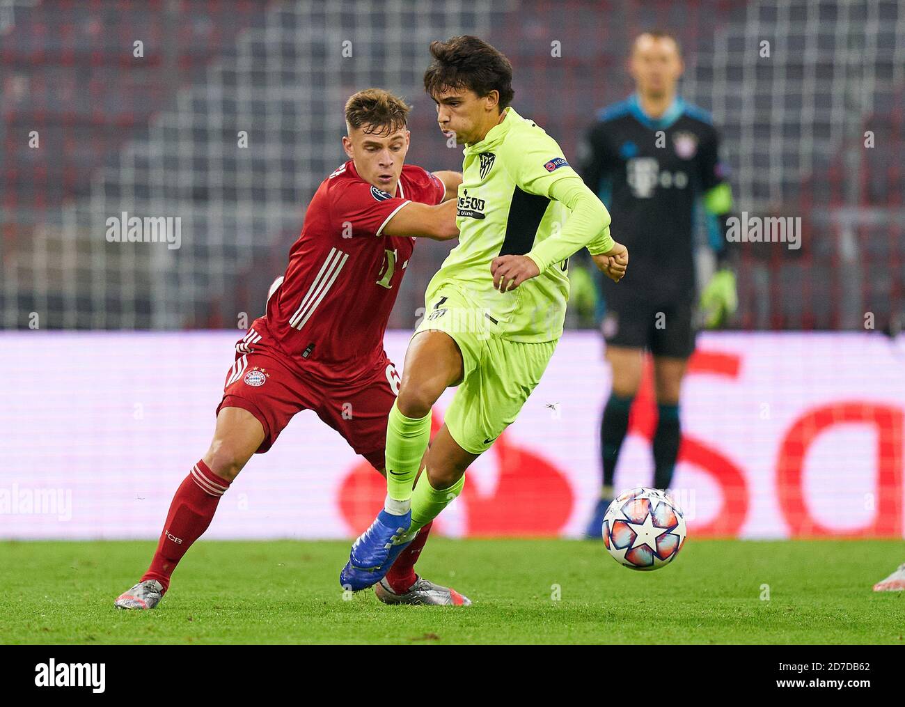 Joshua KIMMICH, FCB 6 konkurrieren um den Ball, Tackling, Duell, Header, zweikampf, Action, Kampf gegen Joao FELIX, Atletico 7 im Spiel FC BAYERN MÜNCHEN - ATLETICO MADRID 4-0 der Fußball UEFA Champions League in der Saison 2020/2021 in München, 21. Oktober 2020. © Peter Schatz / Alamy Live News / Pool die UEFA-Bestimmungen verbieten die Verwendung von Fotos als Bildsequenzen und/oder quasi-Video wichtig: Nationale und internationale Nachrichtenagenturen OUT redaktionelle Verwendung Stockfoto