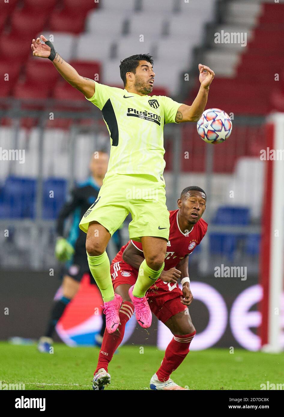 David ALABA, FCB 27 Wettbewerb um den Ball, Tackling, Duell, Header, zweikampf, Action, Kampf gegen Luis SUAREZ, Atletico 9 im Spiel FC BAYERN MÜNCHEN - ATLETICO MADRID 4-0 der Fußball UEFA Champions League in der Saison 2020/2021 in München, 21. Oktober 2020. © Peter Schatz / Alamy Live News / Pool die UEFA-Bestimmungen verbieten die Verwendung von Fotos als Bildsequenzen und/oder quasi-Video wichtig: Nationale und internationale Nachrichtenagenturen OUT redaktionelle Verwendung Stockfoto