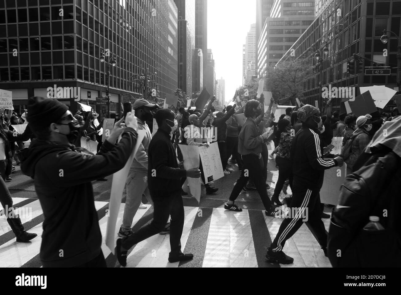 NEW YORK, NY – OKTOBER 21: Nigerianische Amerikaner und New Yorker besuchen den "March for Nigerian Lives" in Solidarität mit Protesten gegen Polizeibrutalität und Korruption in der Stadt Lagos in Nigeria, Afrika, wo friedliche Proteste zu Tötungen mehrerer Demonstranten durch die Polizei in der Stadt Lagos geführt haben. Der friedliche "March for Nigerian Lives" durchzog die Stadt an Sammelpunkten, die am nigerianischen Konsulat, dem New York Times Building, Times Square und schließlich vor dem US-Justizbüro in Brooklyn, New York, am 21. Oktober 2020 begannen. Quelle: Mpi43/MediaPunch Stockfoto