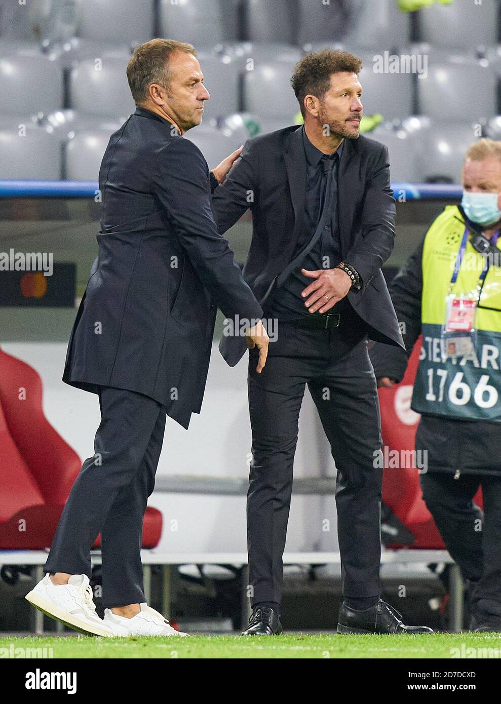 Trainer Hansi FLICK (FCB), Teamchef, Headcoach, Trainer, Diego SIMEONE, Atletico Trainer nach dem Spiel FC BAYERN MÜNCHEN - ATLETICO MADRID 4-0 der Fußball UEFA Champions League in der Saison 2020/2021 in München, 21. Oktober 2020. © Peter Schatz / Alamy Live News / Pool die UEFA-Bestimmungen verbieten die Verwendung von Fotos als Bildsequenzen und/oder quasi-Video wichtig: Nationale und internationale Nachrichtenagenturen OUT redaktionelle Verwendung Stockfoto