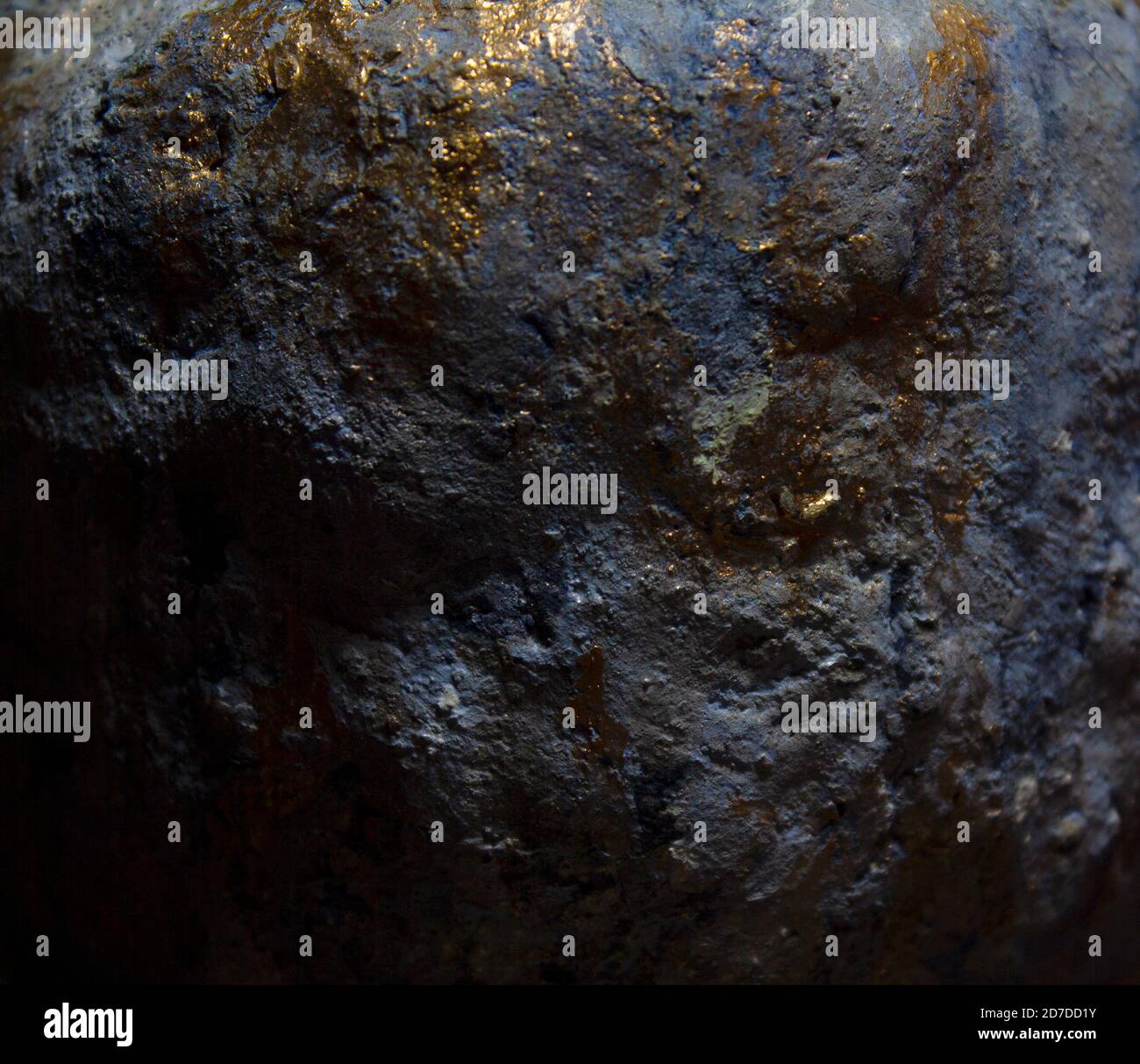 Dunkelblauer sedimentärer Hypertufa-Felsen mit glitzernden goldenen Flecken Stockfoto