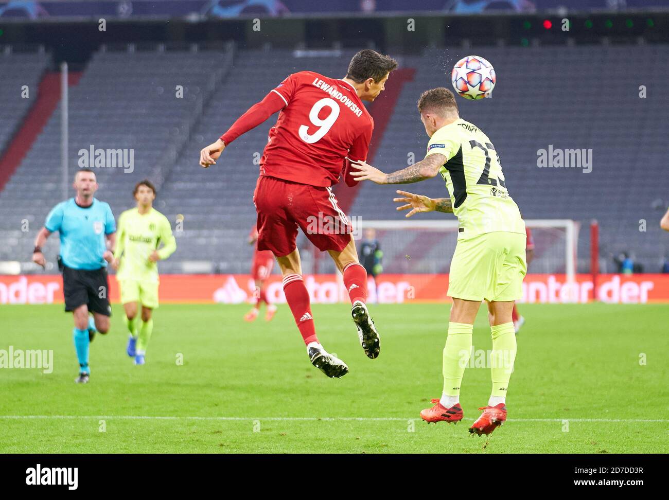 Robert LEWANDOWSKI, FCB 9 Wettbewerb um den Ball, Tackling, Duell, Header, zweikampf, Action, Kampf gegen Kieran TRIPPIER, Atletico 23 im Spiel FC BAYERN MÜNCHEN - ATLETICO MADRID 4-0 der Fußball UEFA Champions League in der Saison 2020/2021 in München, 21. Oktober 2020. © Peter Schatz / Alamy Live News / Pool die UEFA-Bestimmungen verbieten die Verwendung von Fotos als Bildsequenzen und/oder quasi-Video wichtig: Nationale und internationale Nachrichtenagenturen OUT redaktionelle Verwendung Stockfoto