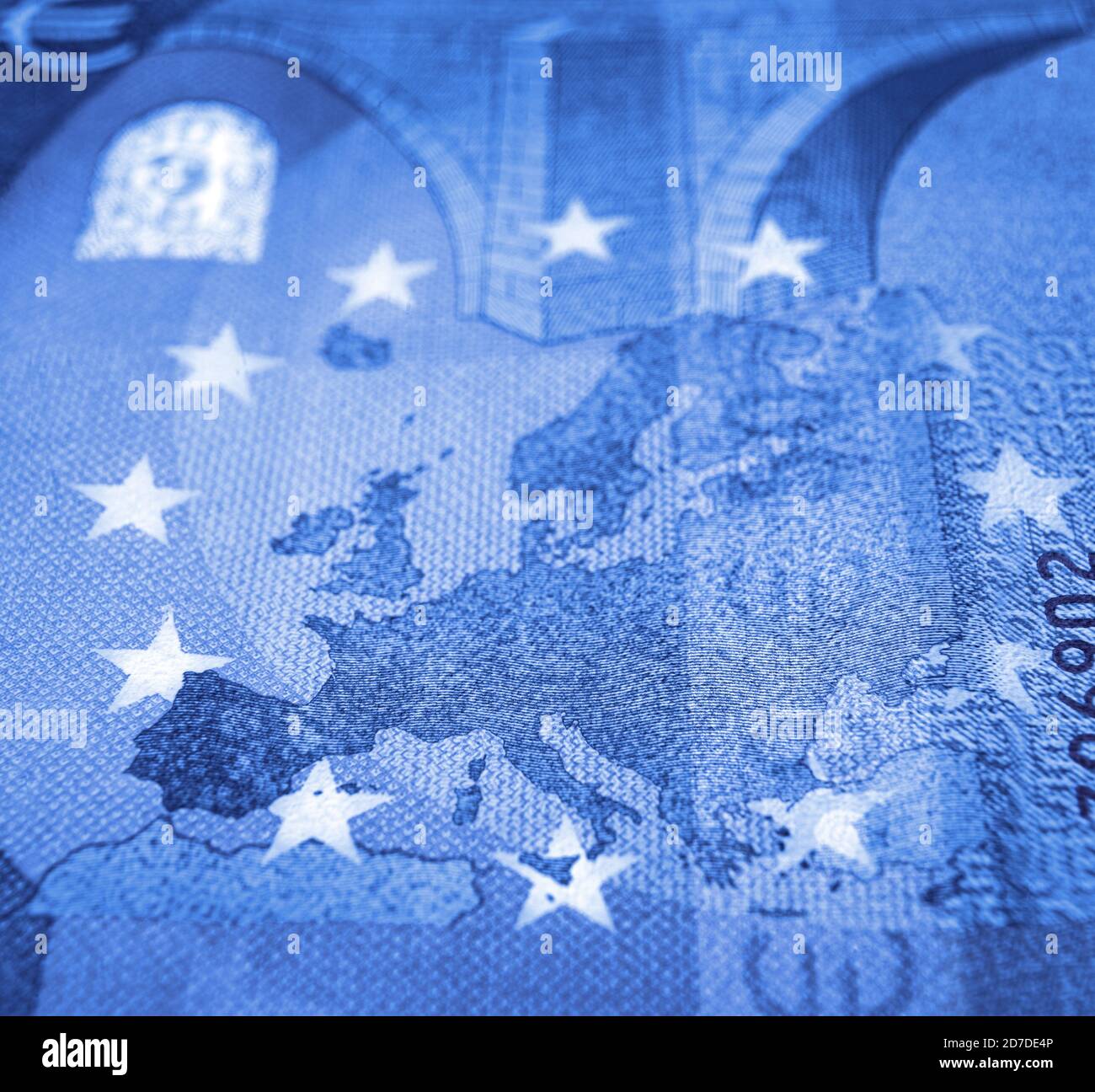 Flacher Fokus gegenüber Euro-Banknoten, der sich auf die Europakarte konzentriert Blauton Stockfoto