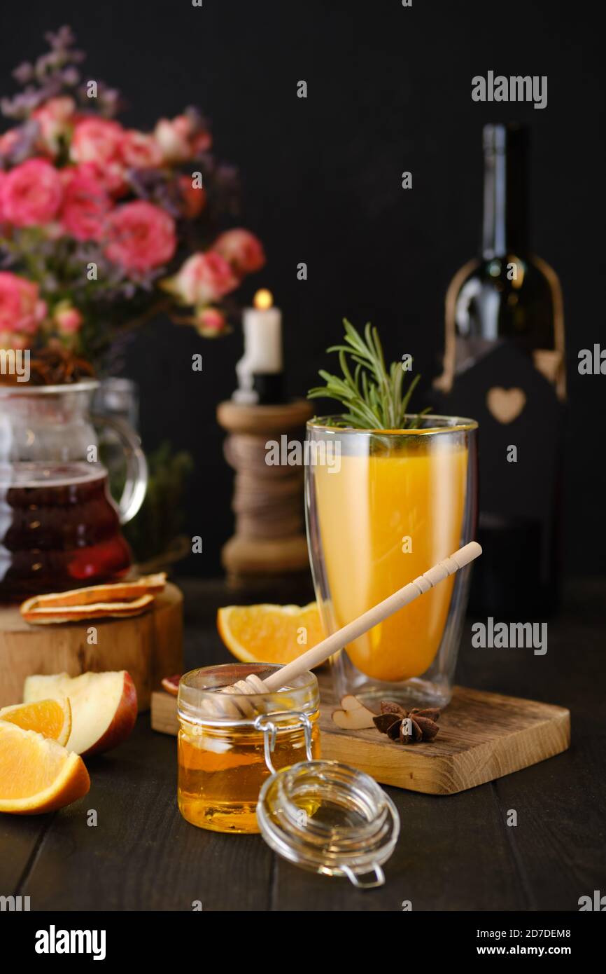 Zusammensetzung mit Kräutern und Früchten heißen Alkohol Getränke mit Zutaten Auf dem Tisch Stockfoto