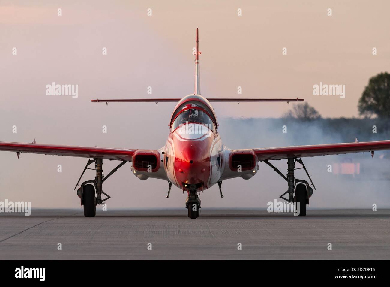Weiß-Rot Sparks Aerobatic Display Team (Bialo-Czerwone Iskry) TS-11 Strahl, der Rauch auf dem Vorfeld in der Dämmerung in Deblin abgibt Stockfoto