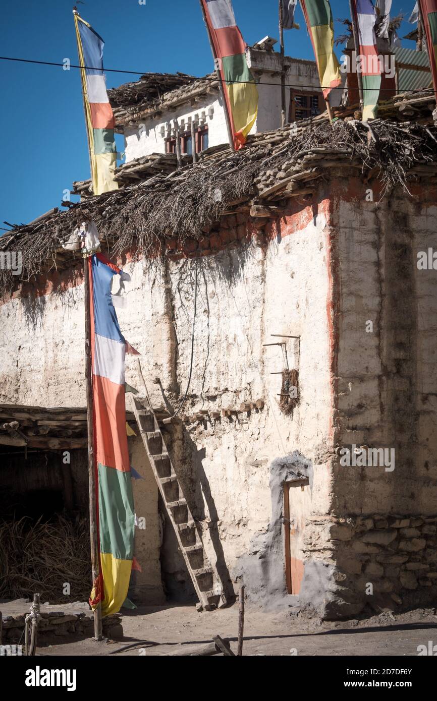Nepal. Chhyangur, Lower Mustang. Detail des alten buddhistischen Hauses. Annapurna Circuit. Stockfoto