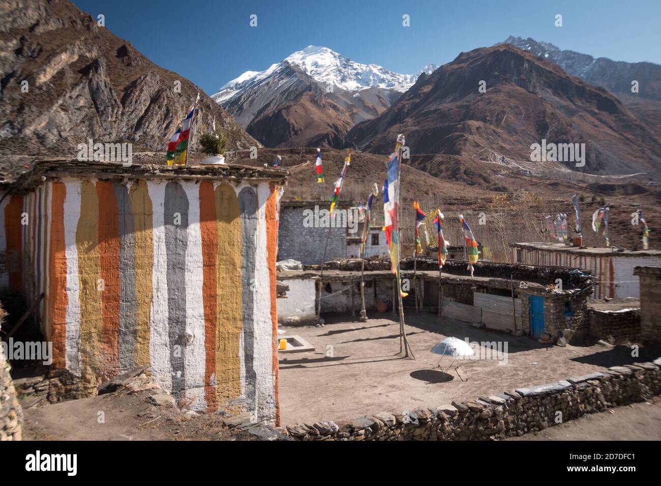 Nepal. Fassade in typischen Mustang Farben gemalt erinnern an einen Lama wurde in diesem Haus geboren. Stockfoto
