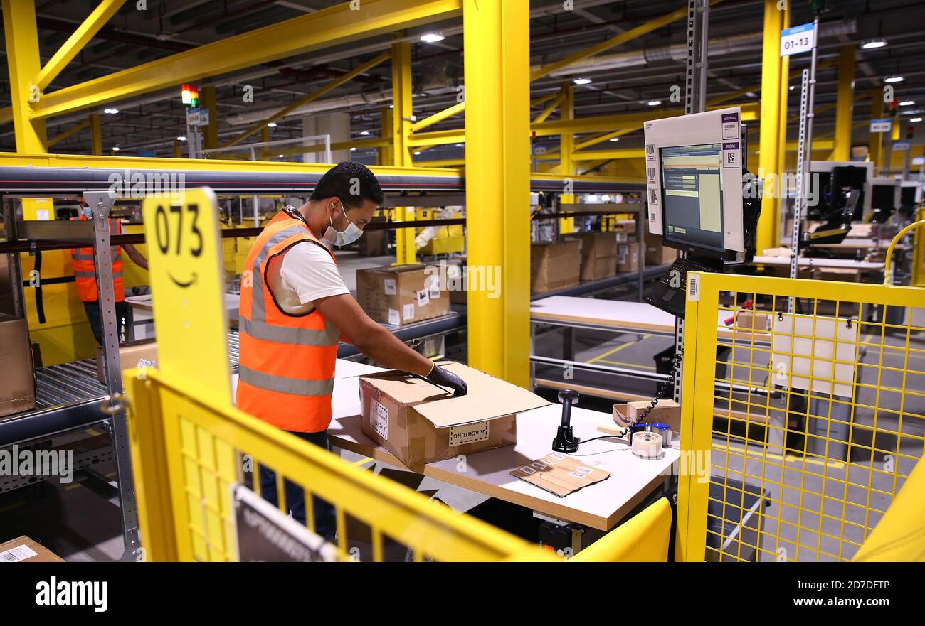 Osterweddingen, Deutschland. September 2020. Ein Mitarbeiter bereitet ein  Paket für den Versand im neuen Amazon Logistikzentrum vor. Quelle: Ronny  Hartmann/dpa-Zentralbild/ZB/dpa/Alamy Live News Stockfotografie - Alamy