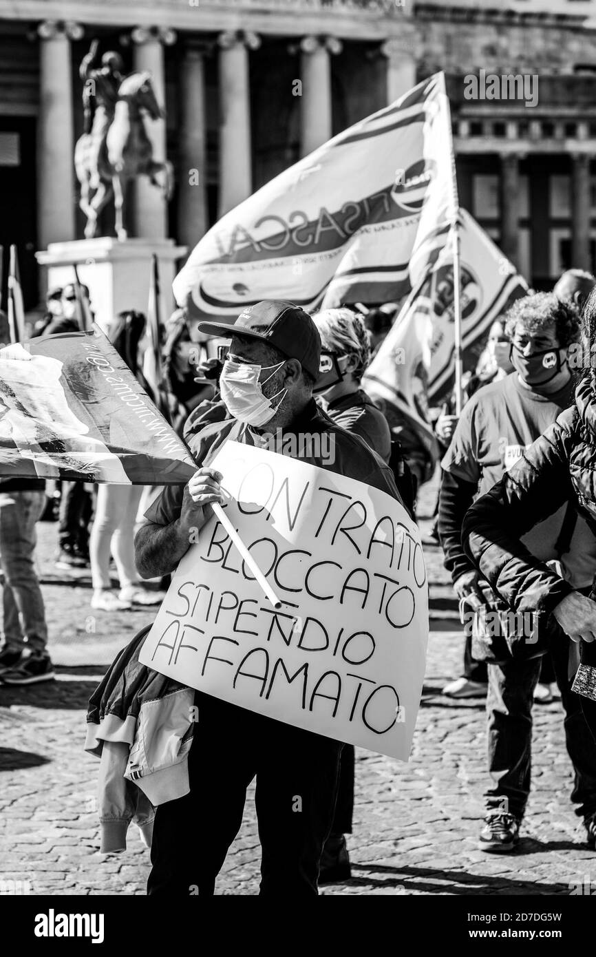 Neapel, KAMPANIEN, ITALIEN. Oktober 2020. 22/10/2020 Neapel, piazza del Plebiscito, einheitliche Veranstaltung, organisiert in über 40 italienischen Plätzen miteinander verbunden entfernt, von den nationalen Gewerkschaften Filcams CGIL, Fisascat Cisl, Uiltrasporti zur Unterstützung der Streit mit über sechshunderttausend Mitarbeitern in den Reinigungsunternehmen, integrierte Dienstleistungen und Multiservices. Quelle: Fabio Sasso/ZUMA Wire/Alamy Live News Stockfoto