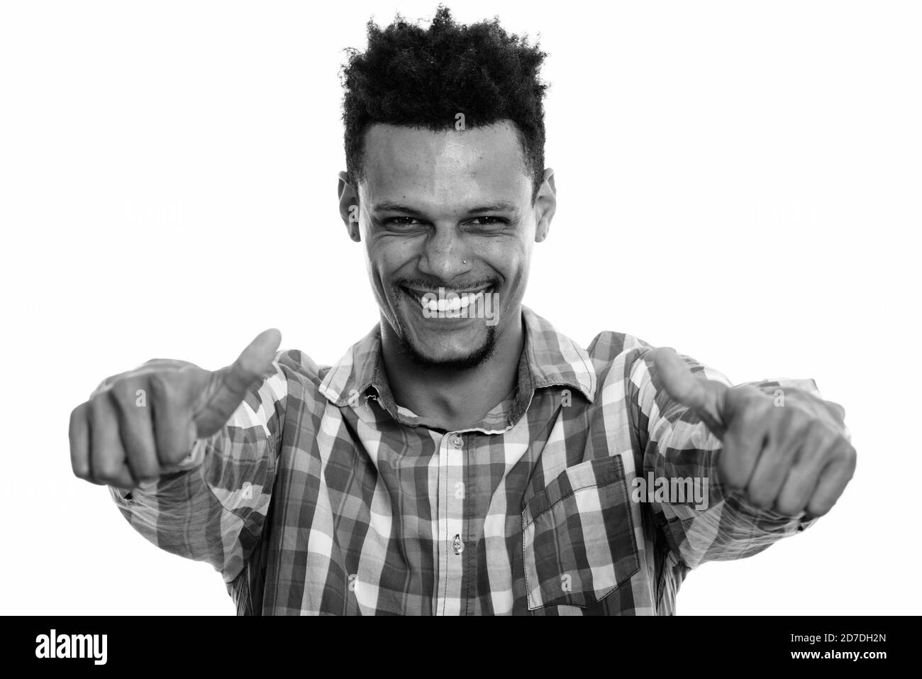 Junge glücklich afrikanischer Mann lächelnd, während Daumen hoch geben Stockfoto