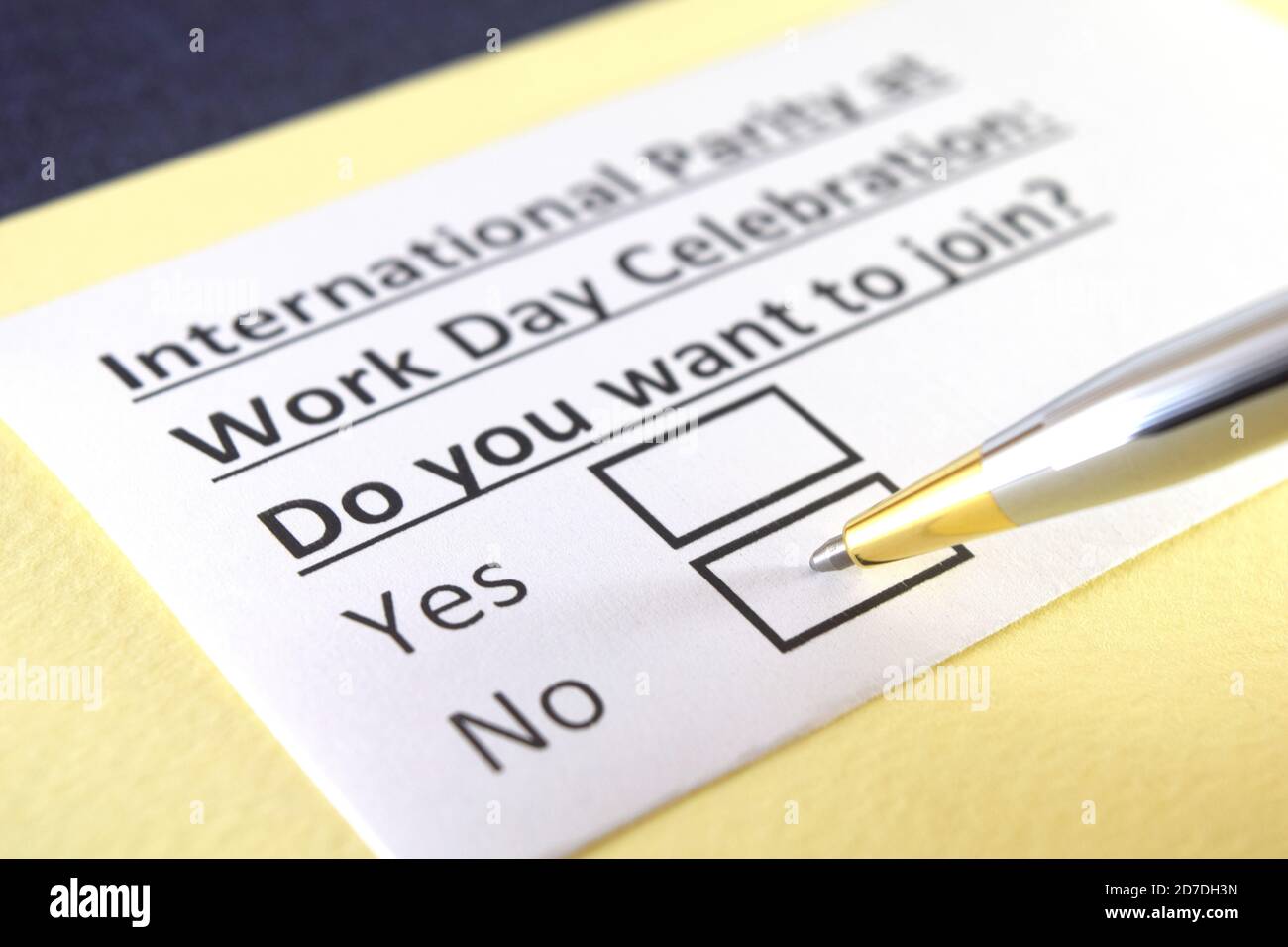 Eine Person beantwortet Frage über internationale Parität bei der Feierlichkeit des Arbeitstages. Stockfoto