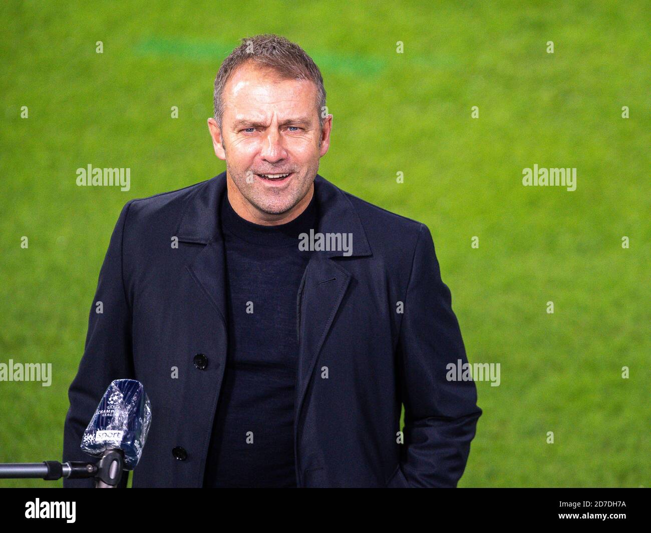 Trainer Hansi FLICK (FCB), Teamchef, Headcoach, Trainer, im Spiel FC BAYERN MÜNCHEN - ATLETICO MADRID 4-0 der Fußball UEFA Champions League in der Saison 2020/2021 in München, 21. Oktober 2020. © Peter Schatz / Alamy Live News / Eibner-Pressefoto/Sascha Walther/POOL die UEFA-Vorschriften verbieten die Verwendung von Fotografien als Bildsequenzen und/oder quasi-Video wichtig: Nationale und internationale Nachrichtenagenturen OUT redaktionelle Verwendung Stockfoto