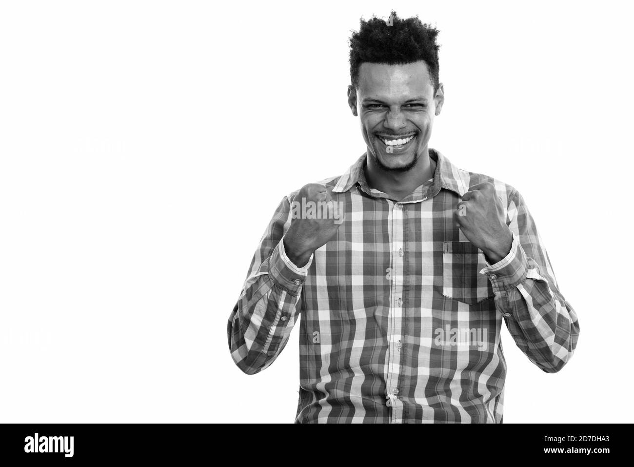Studio shot junger afrikanischer Mann glücklich lächelnd, während sie aufgeregt Stockfoto