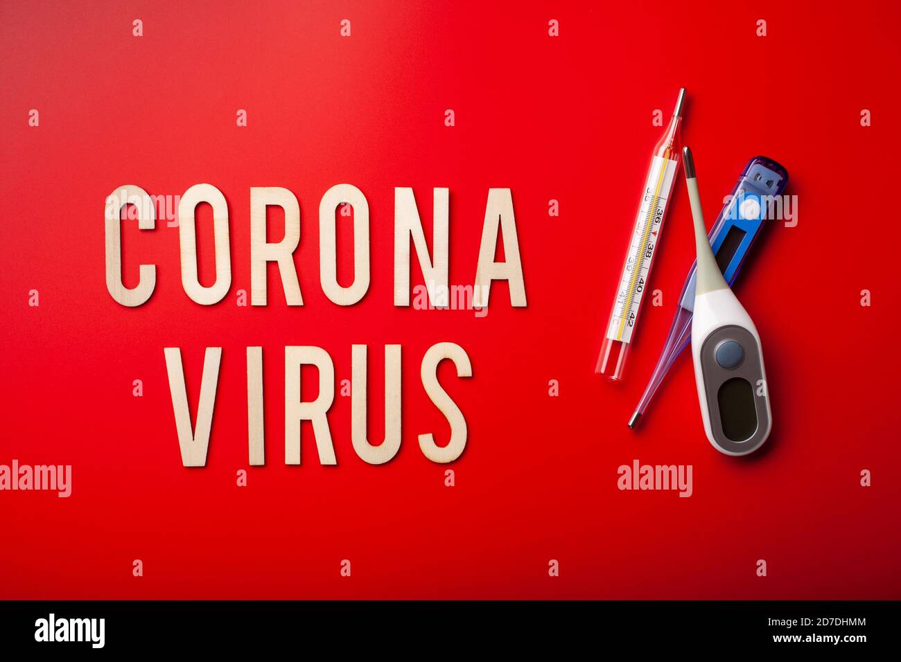 Coronavirus Worttext Holzbuchstabe auf rotem Hintergrund Corona-Virus Kovid-19 Stockfoto