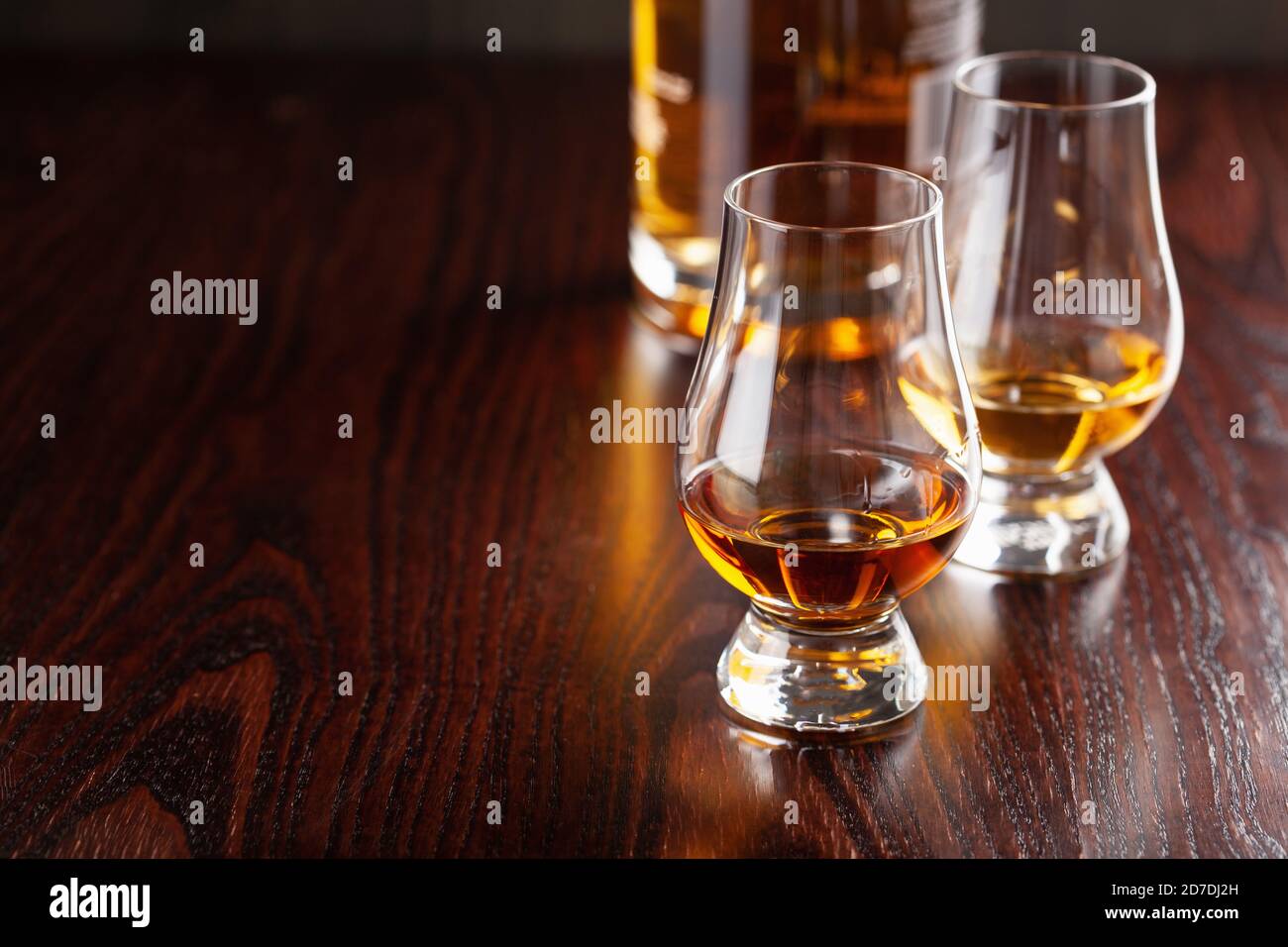 Glas Whisky-Spirituosen Brandy auf dunkelbraunem Hintergrund Stockfoto