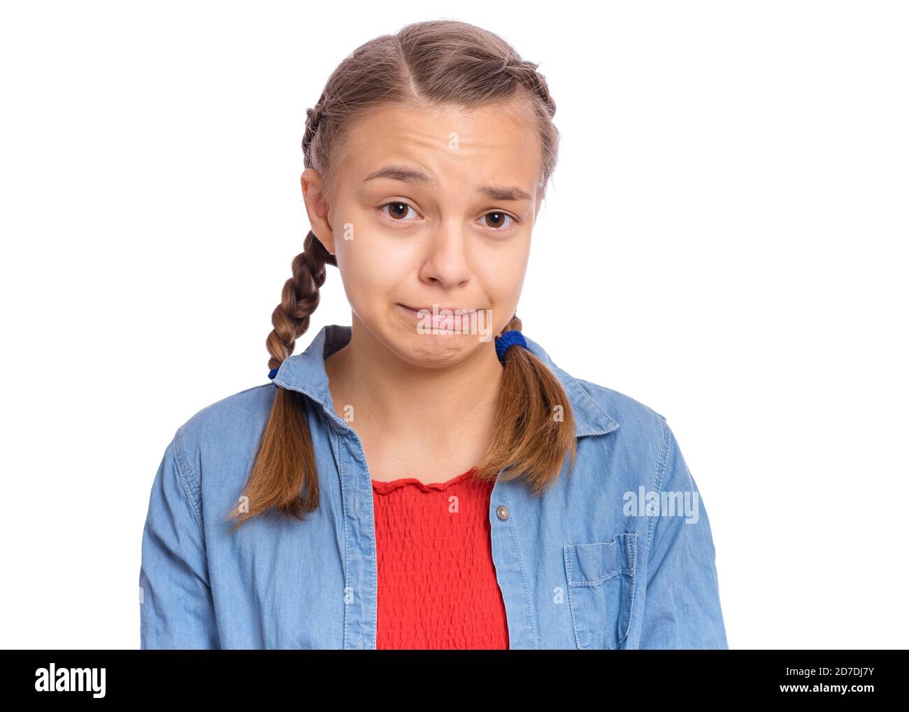 Emotionales Porträt von verängstigten Mädchen Teenager, isoliert auf weißem Hintergrund Stockfoto