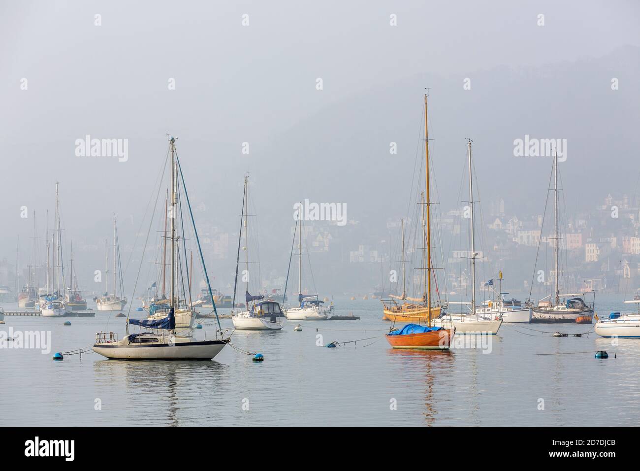 Dartmouth; Boote auf dem Fluss im Nebel; Devon; Großbritannien Stockfoto