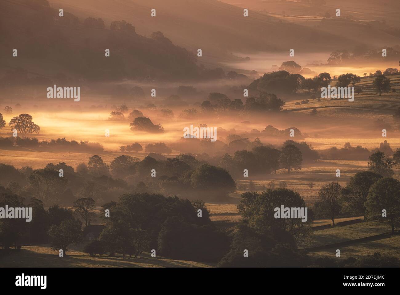 Blick vom Chrome Hill auf einen nebligen Dove Valley Sonnenaufgang im Peak District National Park, Großbritannien. Stockfoto