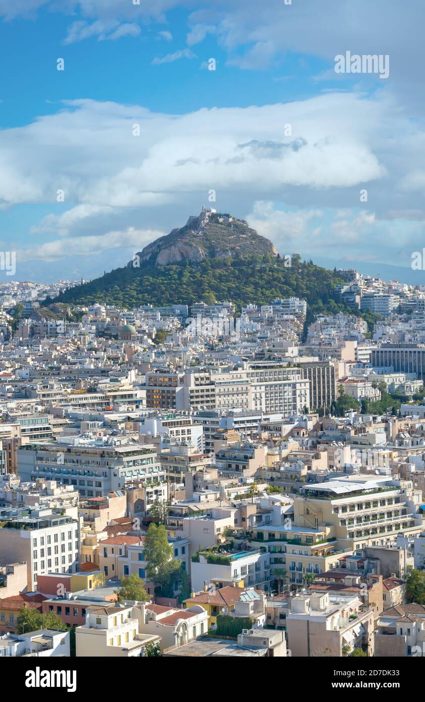 Ansicht von Athen und Lycabettus, auch bekannt als Lycabettos, Lykabettos oder Lykavittos in vertikalem Format Stockfoto
