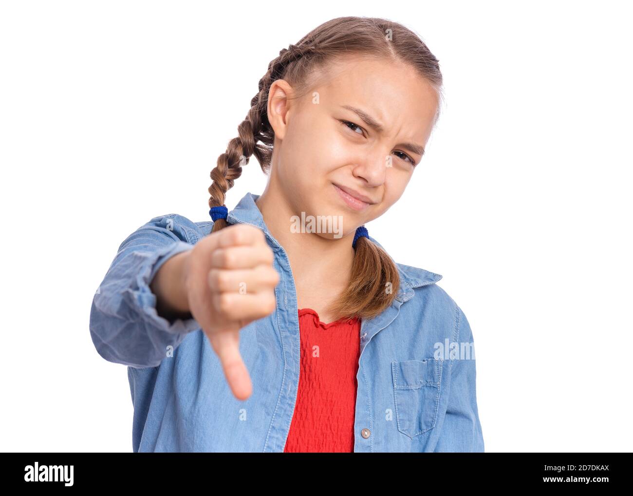 Portrait von teen Mädchen geben Daumen nach unten Geste suchen mit negativem Ausdruck und Ablehnung, isoliert auf weißem Hintergrund Stockfoto