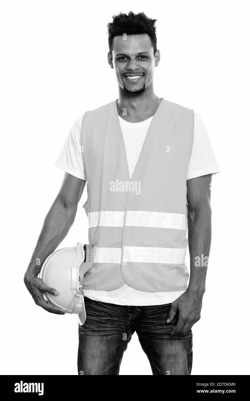 Junge glücklich afrikanischer Mann Bauarbeiter lächelnd, während sie Schutzhelm Stockfoto