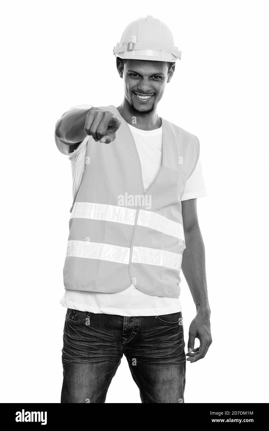 Junge glücklich afrikanischer Mann Bauarbeiter lächelnd, während bei Camera pointing Stockfoto