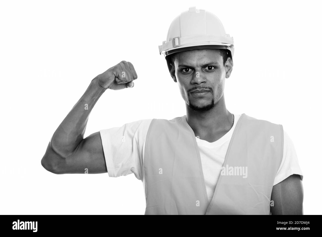 Junge afrikanische Mann Bauarbeiter flexing seinen Arm Stockfoto