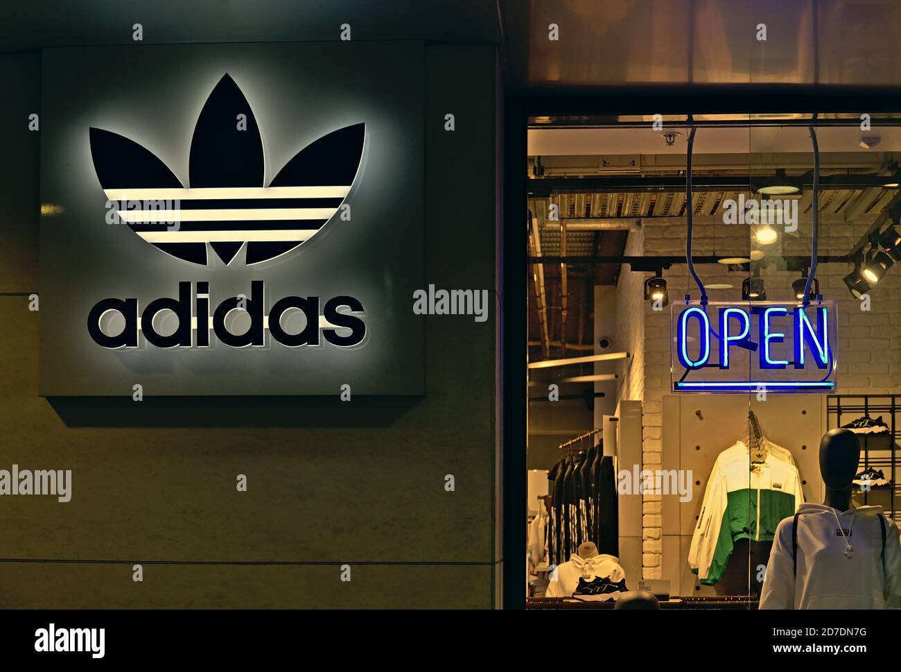 Eine Außenansicht des neuen "Adidas Brand Center" speichern bisher weltweit  größten Adidas, in Peking, China, 19. August 2008. Der Shop umfasst 3,  170sqm und vier Stockwerke des "Sanlitun Village Shopping Center". Foto: